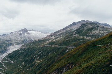 Naklejka premium Paisaje con montañas y un valle