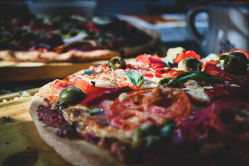 Pizza hecha en casa al estilo Uruguay con salsa de tomate, olivas negras y pimientos
