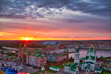Obraz premium Yoshkar-Ola from a bird's eye view, in the rays of the rising sun.