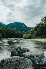 Paisaje de un r&iacute;o en medio de unas monta&ntilde;as