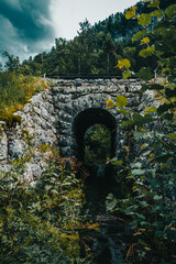 Puente en medio de unas montañas