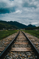 Fototapeta premium Paisaje con vías de un tren en un campo verde