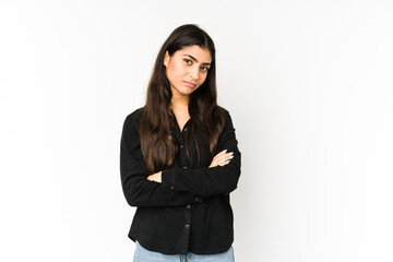 Obraz premium Young indian woman isolated on purple background who is bored, fatigued and need a relax day.