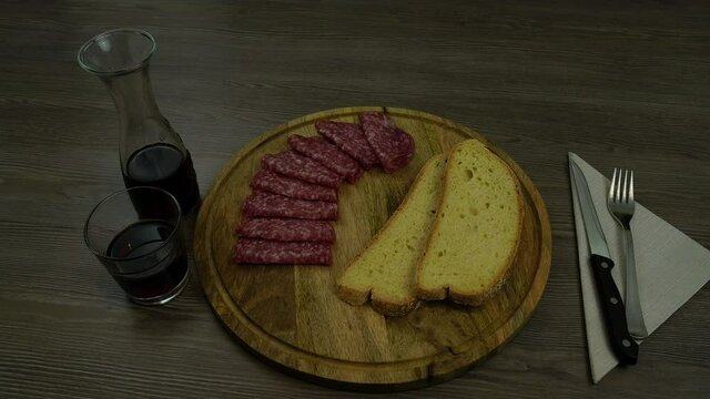 Pane e salame sul tagliere
