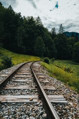 Obraz premium Paisaje con vías de un tren en un campo verde