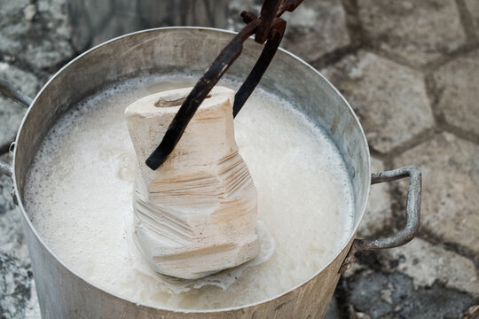 Making of artisan Raku ceramics