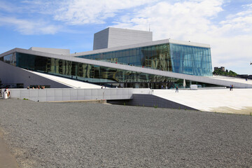 Fototapeta na wymiar Das Opernhaus in Oslo repräsentiert die Form eines Eisberges. Oslo, Norwegen, Europa