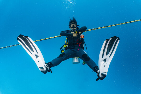 diver waiting at the mandatory safety stop in 5m depth