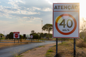Rodovia asfaltada com placas aos lados