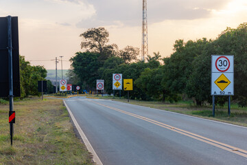 Rodovia asfaltada com placas aos lados