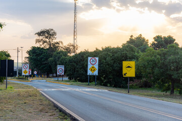 Rodovia asfaltada com placas aos lados