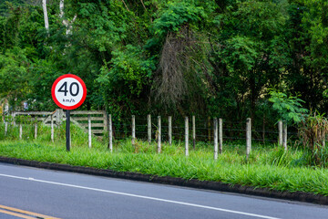 Rodovia asfaltada com placas aos lados