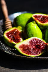 Organic figs in a bowl