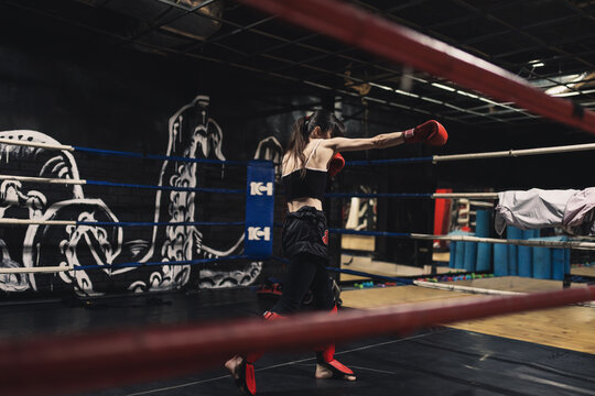 Teacher trainning muay thai in her gym.