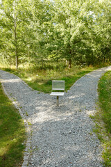 Bad Wilsnack in der Prignitz Karthanepark Weggabelung im Naturgarten