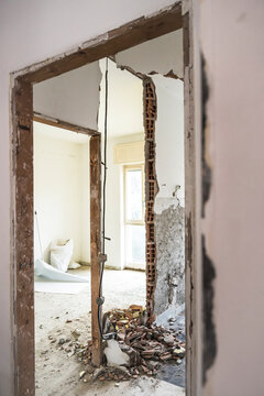 Bricklaying works for renewing an apartment
