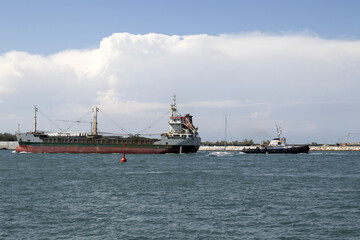 nave in attesa di attracco