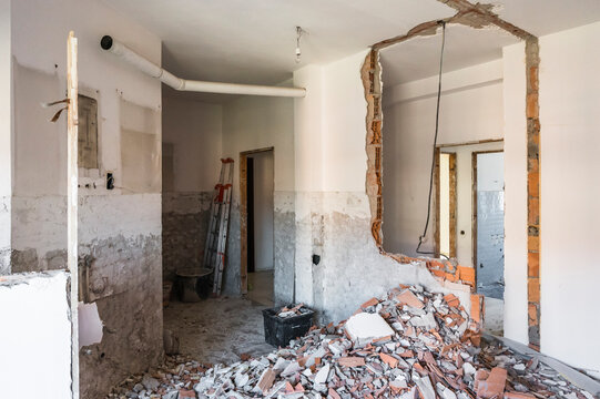 Bricklaying works for renewing an apartment