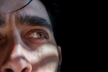 retrato de rostro con mirada triste 