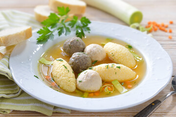 Kräftige Hochzeitssuppe mit Grießnockerln, Leberknödeln und Brätklößchen – Delicious...