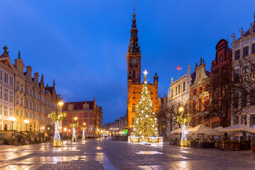 Fototapeta na wymiar Christmas tree and illumination on Long Market Street and Town Hall at night in Old Town of Gdansk, Poland