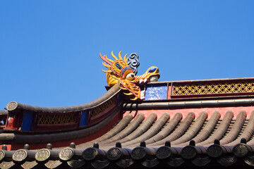 Fototapeta na wymiar Dragon decorated roof in temple of king Asoka ningbo china