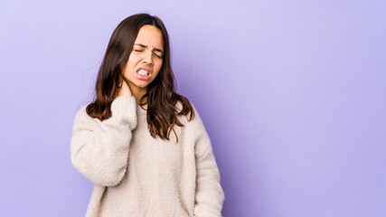 Fototapeta premium Young mixed race hispanic woman isolated having a neck pain due to stress, massaging and touching it with hand.