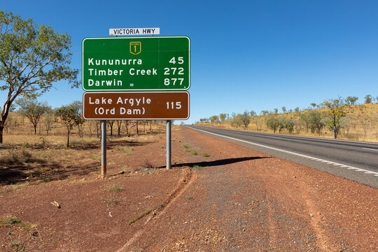 Naklejki highway one in the Kimberley giving distances to Darwin and Kununurra