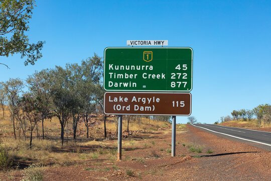 sign showing it is a long way to Darwin from Kununurra