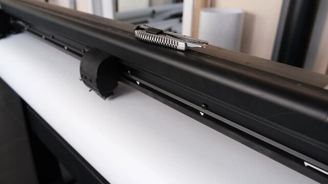 Vinyl cutter plotter machine and moving cutting head