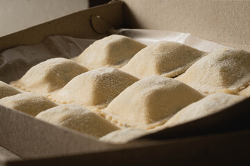 caja de ravioles crudos de cartón descartable listo para comprar 