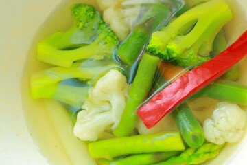 ブロッコリーとアスパラの健康的な野菜スープ