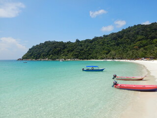 Fototapeta na wymiar Beautiful beaches and boats on Pulau Perhentian Island, Malaysia