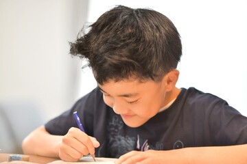 学習・勉強する小学生