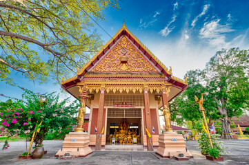 Obraz premium Lopburi / Thailand / July 5, 2020 : Wat Yang Na Rang Si, you can come and pay respect to monks And can also watch ancient ships Located inside the pavilion It's like a museum.