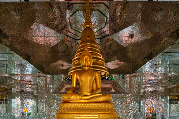 Obraz premium Samut Prakan / Thailand / June 7, 2020 : Wat Thum Ru, Really nice temple with some beautiful buildings and a strange collection of pop culture statues. Plus a dinosaur.