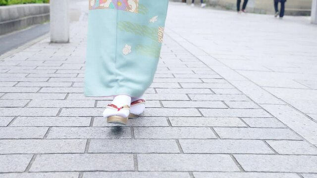 歩く着物の女性　京都　祇園