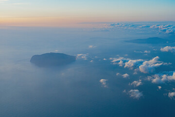 旅客機から見えた海と雲の景色