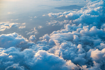 旅客機から見えた海と雲の景色