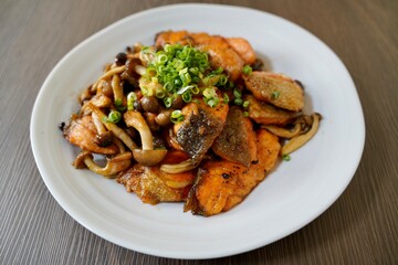 鮭とキノコの炒め物