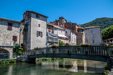 Fototapeta premium Creissels, village médiéval au pied des falaises du causse du Larzac en Aveyron.