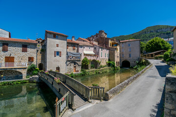 Creissels, village médiéval au pied des falaises du causse du Larzac en Aveyron.