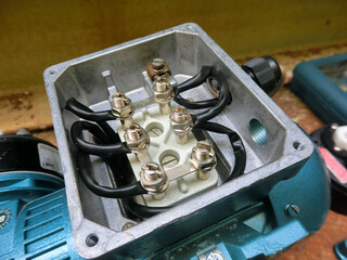 Terminal for fixing the wires at the pump motor.