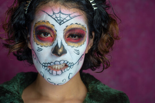 Mujer joven millennial bonita maquillaje catrina mexicana latina día de los muertos halloween cara pintada festividad disfraces punk moderna urbana modelo expresión 