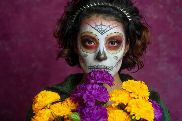 Mujer joven millennial bonita maquillaje catrina mexicana latina día de los muertos halloween cara...