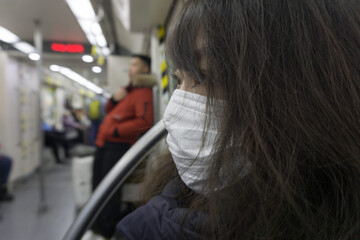 マスク着用の女性　地下鉄