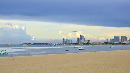 Fototapeta premium Scenic landscape view of a tropical beach front.