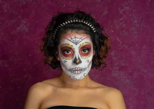 Mujer joven millennial bonita maquillaje catrina mexicana latina día de los  muertos halloween calavera cara pintada festividad disfraces fondo rosa  punk moderna urbana modelo expresión mirada elegante foto de Stock | Adobe