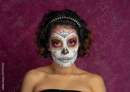 Mujer Joven Millennial Bonita Maquillaje Catrina Mexicana Latina Día De Los  Muertos Halloween Calavera Cara Pintada Festividad Disfraces Fondo Rosa  Punk Moderna Urbana Modelo Expresión Mirada Elegante Wall Mural-alterimago