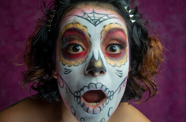 Mujer joven millennial bonita maquillaje catrina mexicana latina día de los muertos halloween...